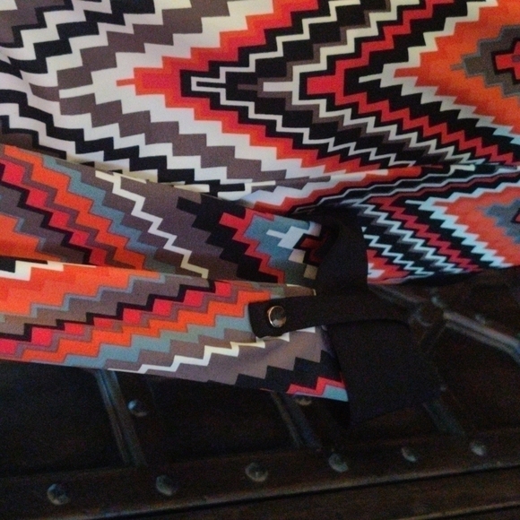 SZ L Aztec pattern blouse awesome colors and pattern, super comfy, looks great - Picture 3 of 6